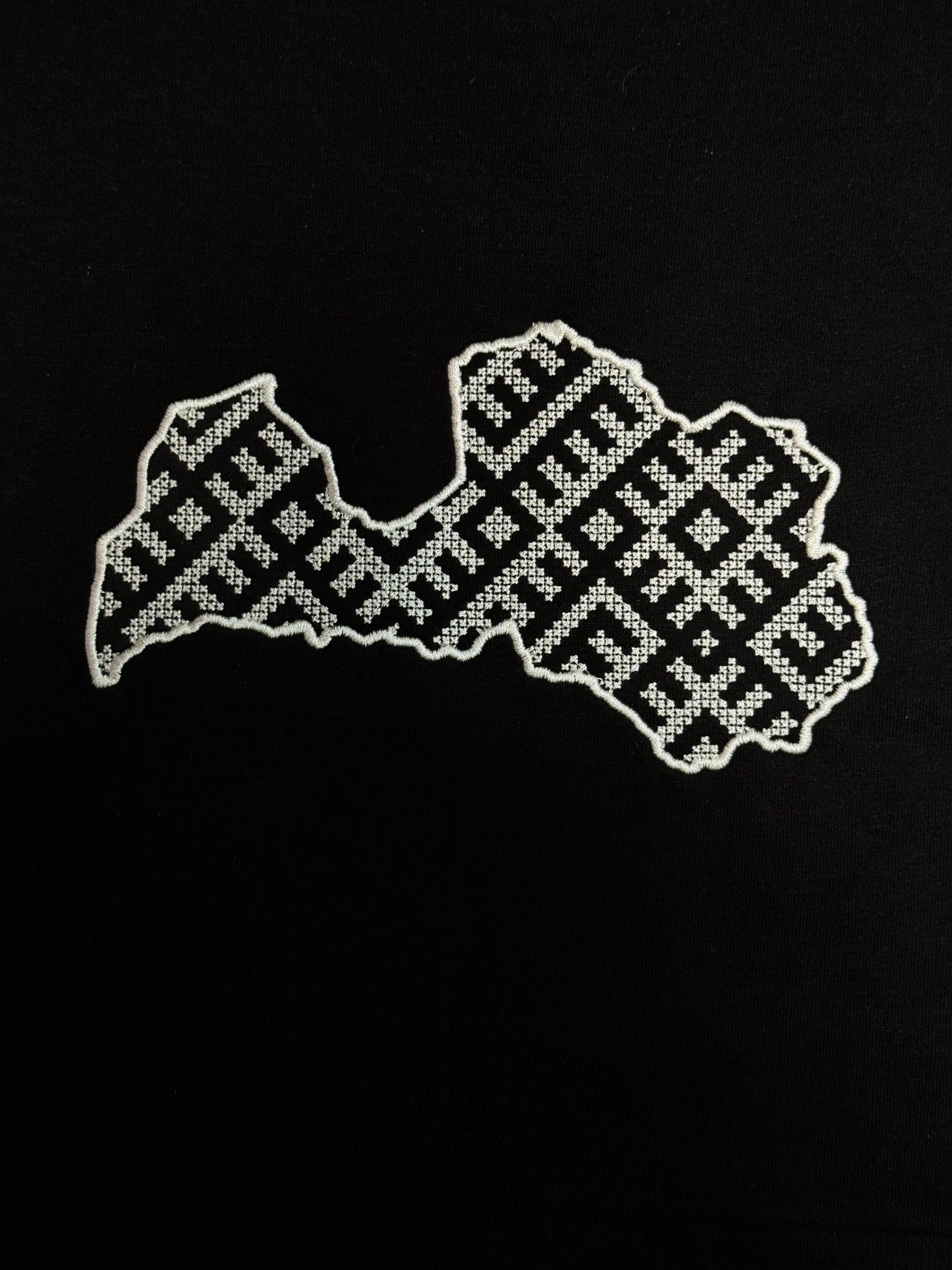 Sieviešu T-krekls ar Latvijas kontūru krustdūrienā