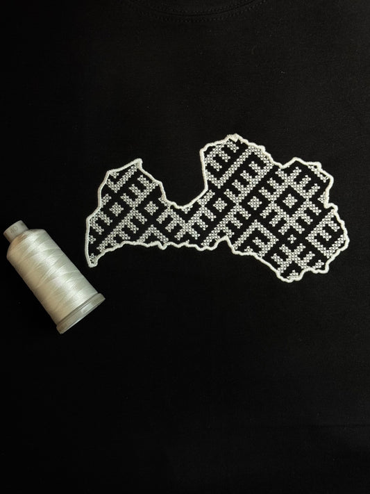 Vīriešu T-krekls ar Latvijas kontūru krustdūrienā