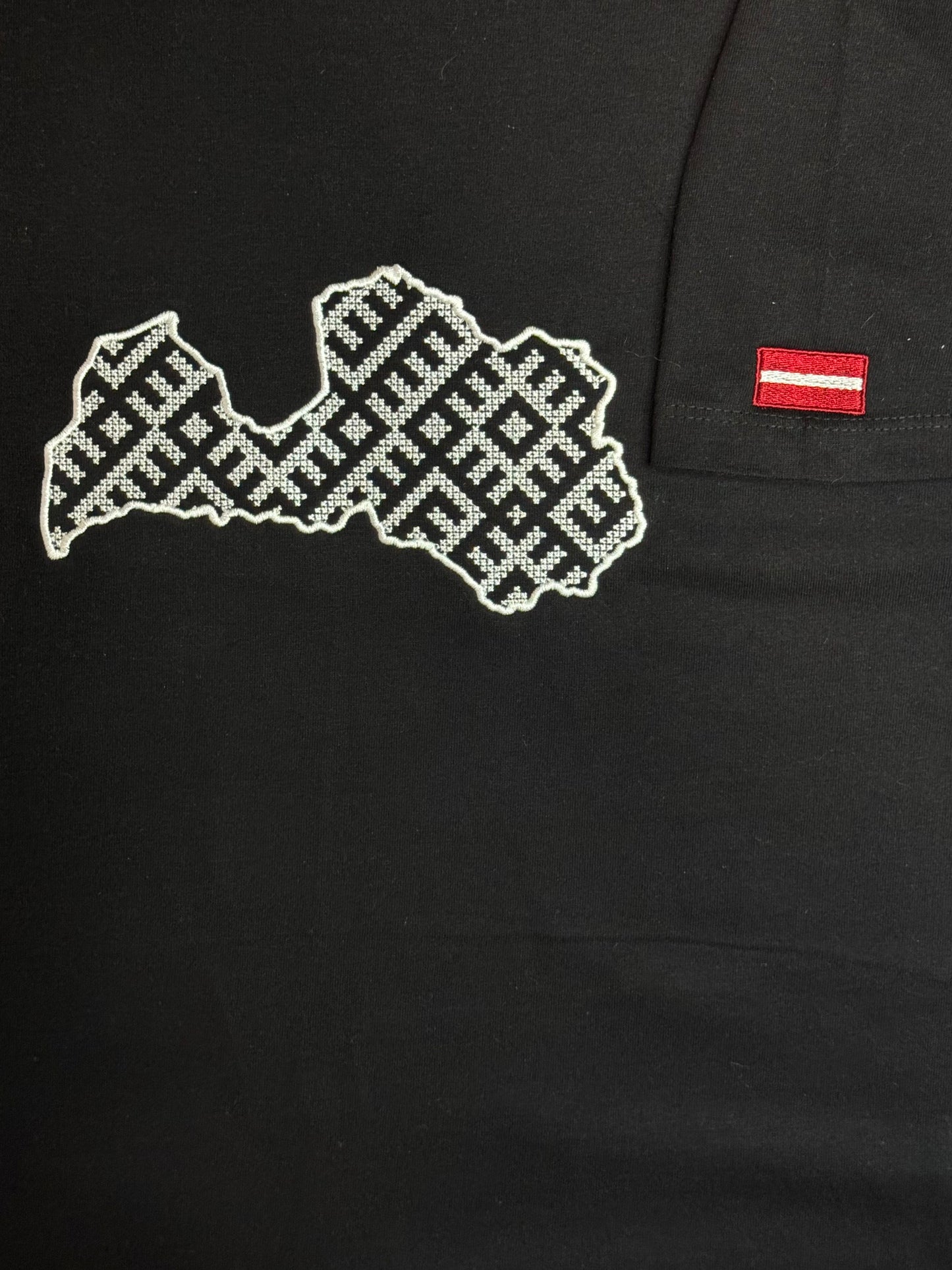 Sieviešu T-krekls ar Latvijas kontūru krustdūrienā