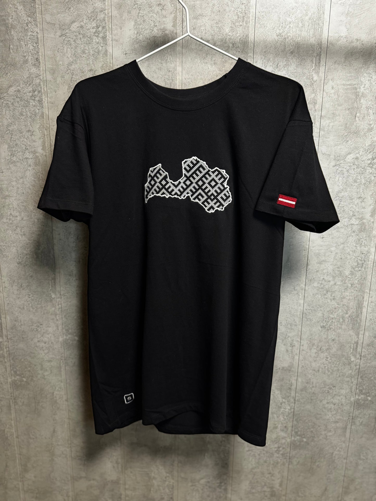 Sieviešu T-krekls ar Latvijas kontūru krustdūrienā