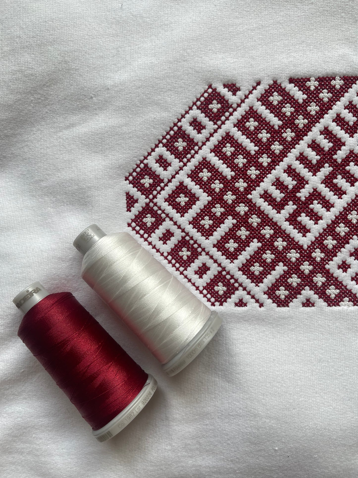 Unisex džemperis ar kapuci un Lielvārdes jostu