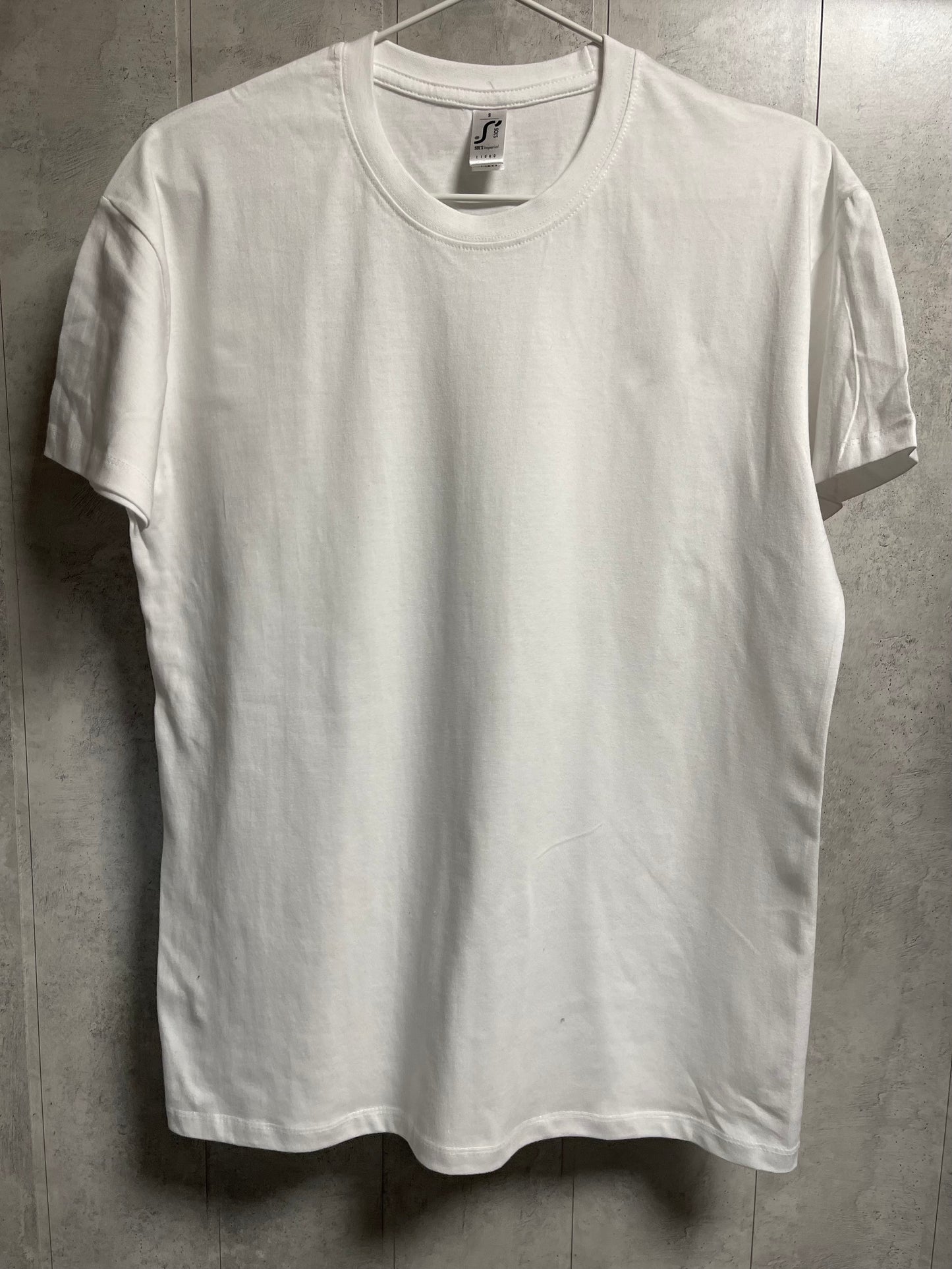 Sieviešu T-krekls ar Latvijas kontūru krustdūrienā